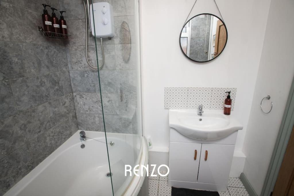 Inviting 3-Bed Home In Lincoln By Renzo, Stunning Design, Close To Lincoln Cathedral! 외부 사진